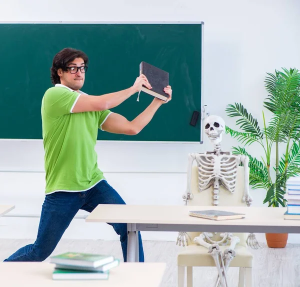 Étudiant Masculin Drôle Dans Salle Classe Avec Squelette — Photo