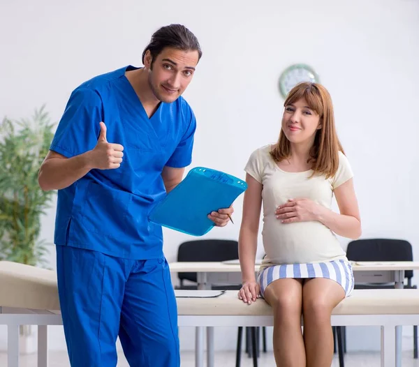 Zwangere Vrouw Bezoekt Mannelijke Arts Gynaecoloog — Stockfoto