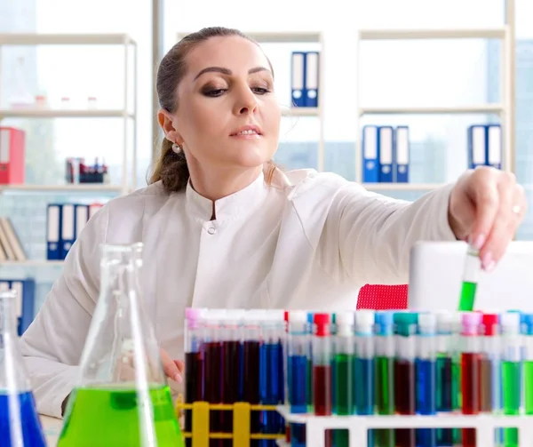 Tıp Laboratuarında Çalışan Kadın Kimyager — Stok fotoğraf