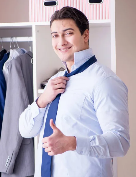 Joven Hombre Negocios Vestirse Para Trabajo — Foto de Stock