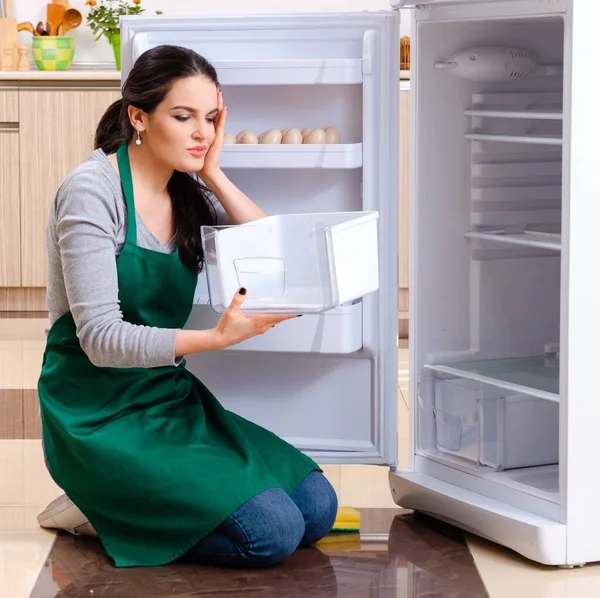 Молодая Женщина Чистит Холодильник Гигиенической Концепции — стоковое фото