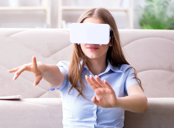 Den Unga Flickan Spelar Virtual Reality Spel — Stockfoto