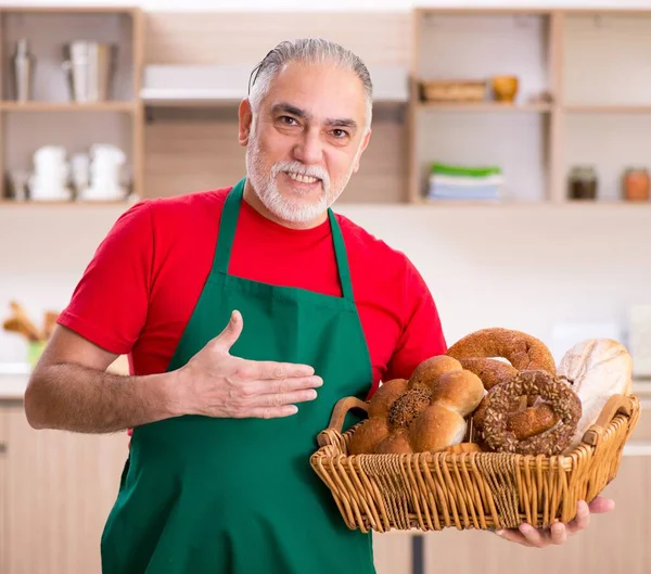 Old Male Baker Working Kitchen — Stock Photo, Image