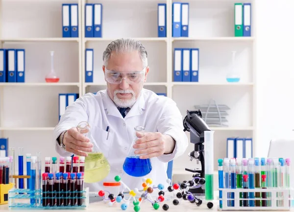 Старий Хімік Чоловік Працює Лабораторії — стокове фото