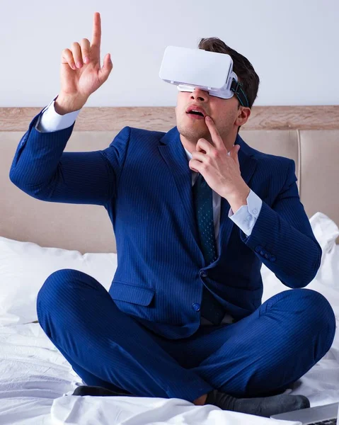 Der Geschäftsmann Trägt Ein Virtual Reality Headset Schlafzimmer — Stockfoto
