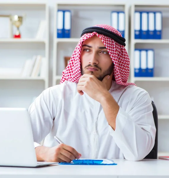Arabský Podnikatel Pracující Kanceláři Papírující Hromadou Papírů — Stock fotografie