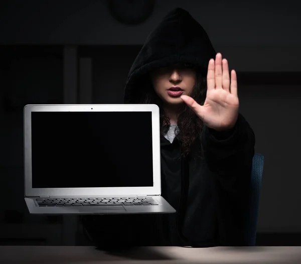 Female Hacker Hacking Security Firewall Late Office — Stock Photo, Image