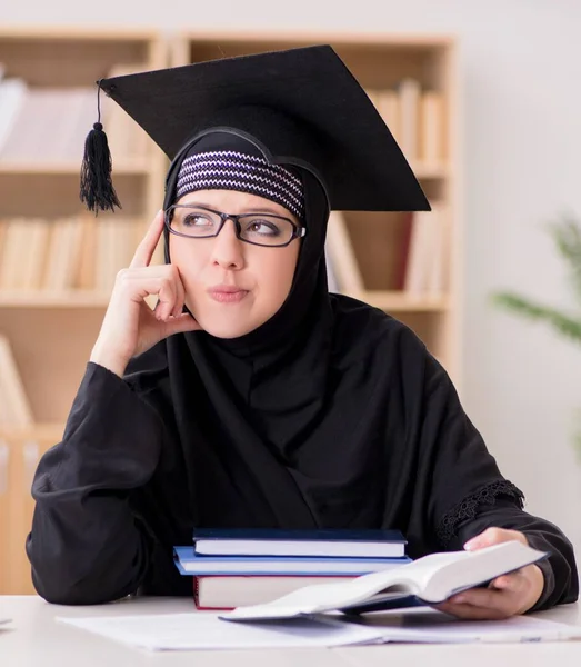 Chica Musulmana Hiyab Estudiando Preparándose Para Los Exámenes —  Fotos de Stock