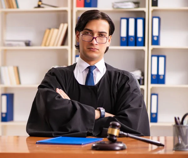Joven Apuesto Juez Que Trabaja Corte — Foto de Stock