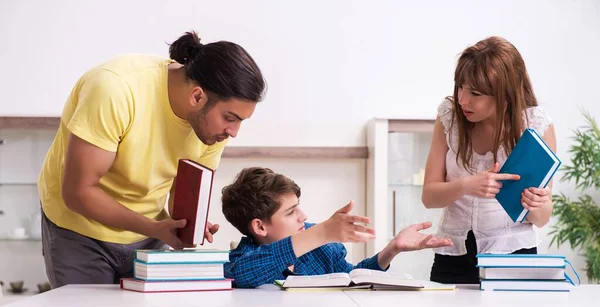Pais Ajudando Seu Filho Preparar Para Escola — Fotografia de Stock