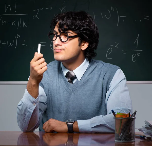 Młody Nauczyciel Matematyki Przed Tablicą — Zdjęcie stockowe