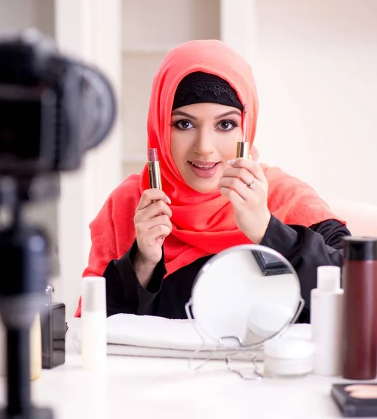 Skönhetsbloggaren Hijab Spelar Video För Sin Blogg — Stockfoto