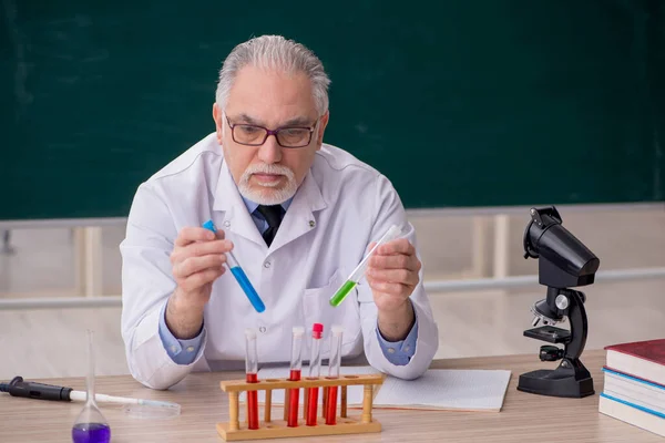 Old Chemist Teacher Sitting Classroom — Stockfoto