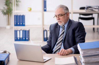 İş yerinde çalışan eski patron.