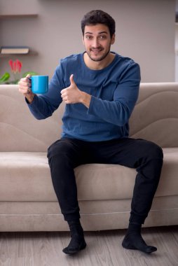 evde oturan genç adam