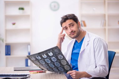 Hastanede çalışan genç doktor radyoloji uzmanı.