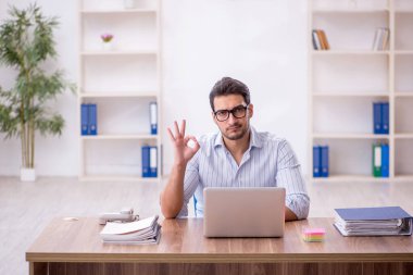 İş yerinde çalışan genç bir işadamı