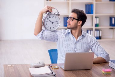 Zaman yönetimi konseptinde genç çalışan
