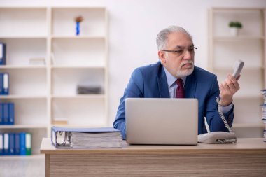 Eski çalışanım ve ofiste çok işim var.