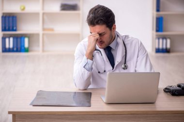 Hastanede çalışan genç bir doktor.