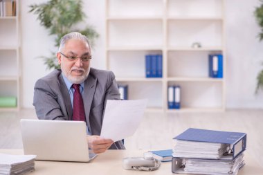 İş yerinde çalışan eski bir işadamı