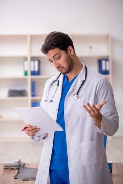 Hastanede çalışan genç bir doktor.