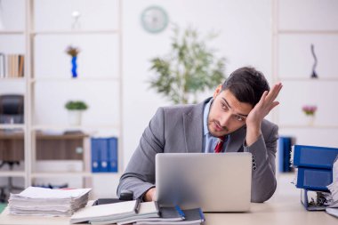 Ofiste çalışan genç işadamı.