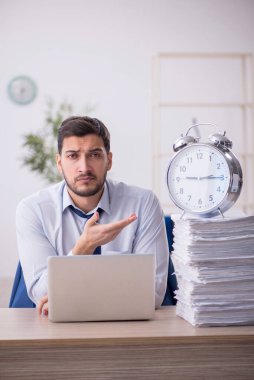Zaman yönetimi konseptinde genç işadamı