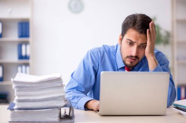 Genç işadamı ofisteki aşırı işten memnun değil.