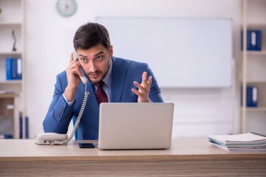 İş yerinde çalışan genç bir işadamı