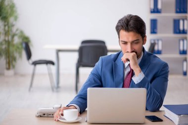 Molada kahve içen genç bir çalışan.