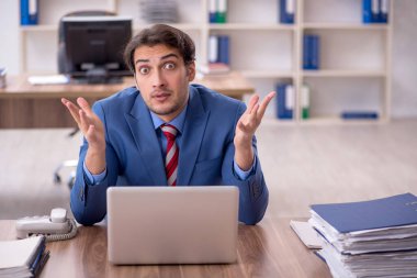 İş yerinde çalışan genç bir işadamı