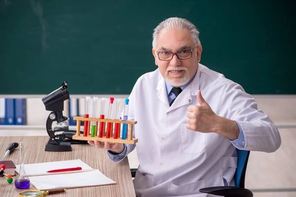 Старий Вчитель Хімії Сидить Класі — стокове фото