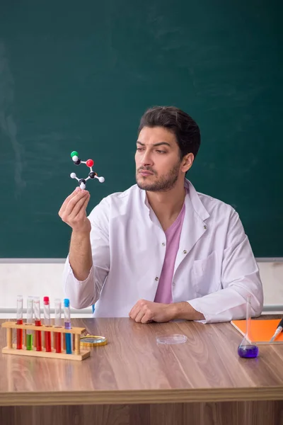 Young Chemistry Teacher Sitting Classroom — Zdjęcie stockowe