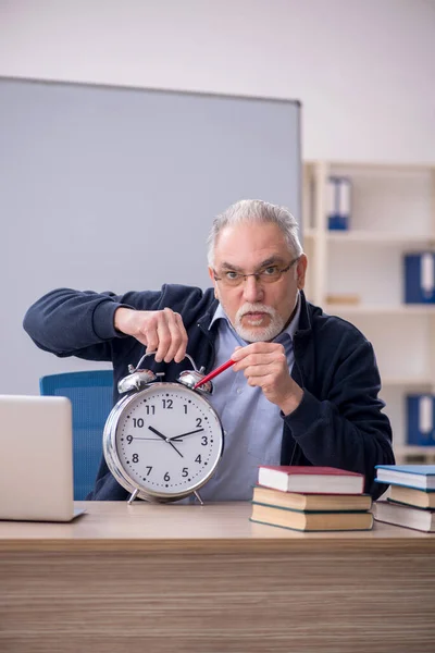 時間管理の概念の古い教師 — ストック写真