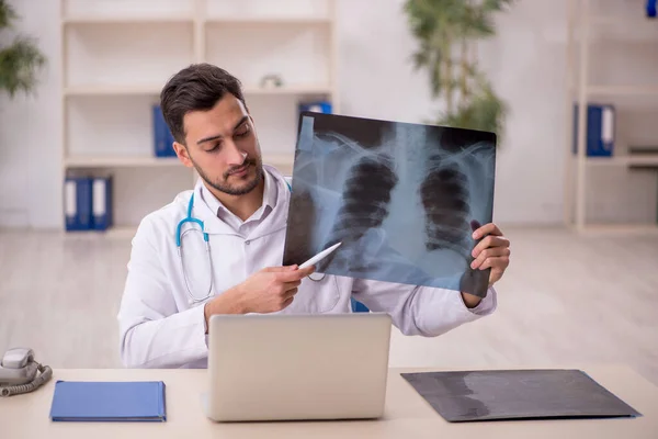 Jovem Médico Radiologista Que Trabalha Hospital — Fotografia de Stock