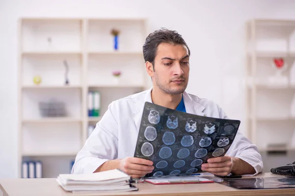 Jonge Mannelijke Arts Radioloog Werkzaam Het Ziekenhuis — Stockfoto