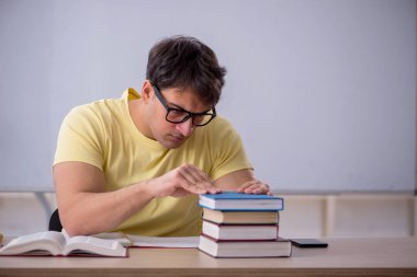 Sınıfta oturan genç öğrenci.