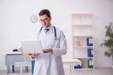 Teletıp konseptinde genç doktor