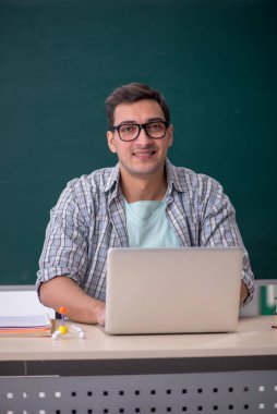 Sınıfta oturan genç öğrenci.