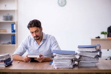 Genç işadamı işyerinde aşırı çalışmaktan memnun değil.