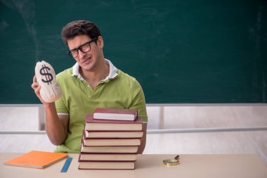 Pahalı eğitim konseptinde genç öğrenci