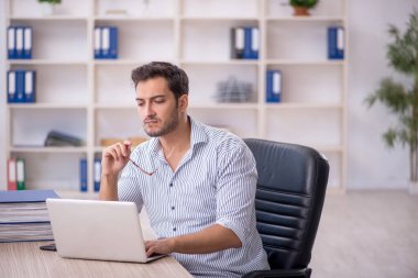 İş yerinde çalışan genç bir işadamı