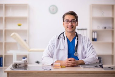 Hastanede çalışan genç erkek doktor.