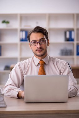 Genç işadamı aşırı işten memnun değil.