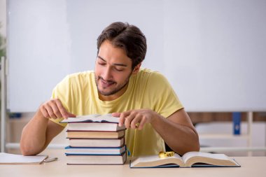 Sınıfta sınava hazırlanan genç bir öğrenci.