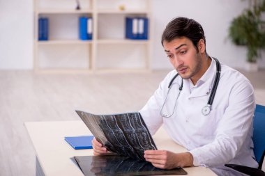 Hastanede çalışan genç doktor radyoloji uzmanı.