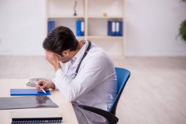 Hastanede çalışan genç bir doktor.