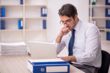 Ofiste çalışan genç işadamı.