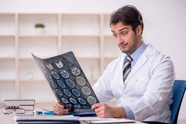 Klinikte çalışan genç bir radyolog.